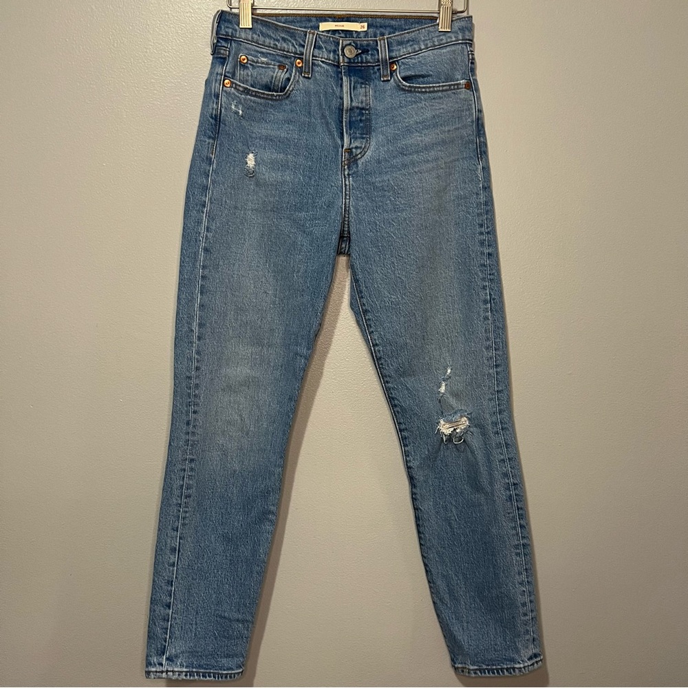 Levi Medium Wash Distressed Wedgie Fit Skinny Jeans Size 2/26